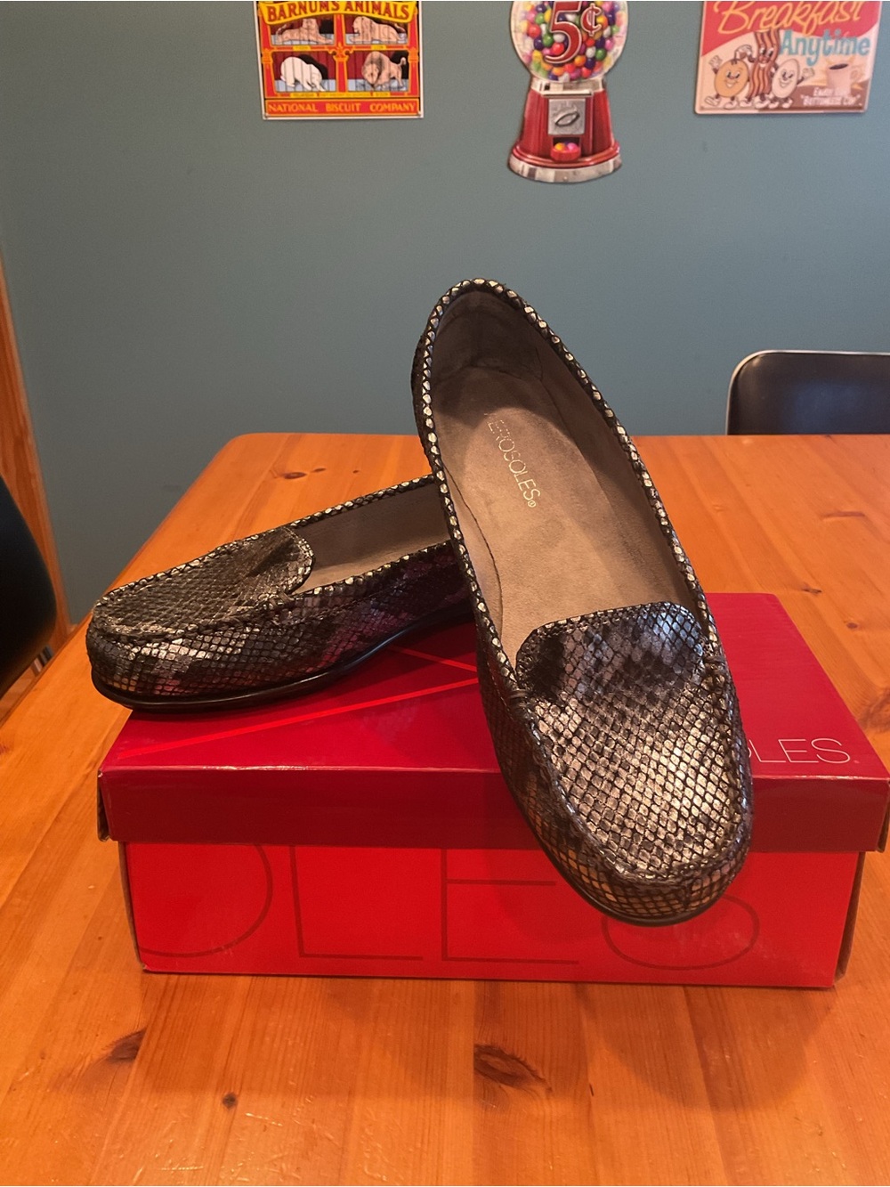 AEROSOLES FLATS NU DAY BLACK METAL LEATHER WOMENS SZ 8 NEW SNAKE PYTHON METALLIC